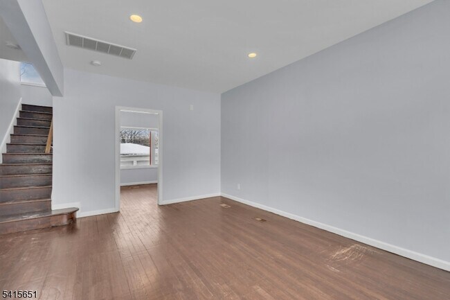 Foto del edificio - 323 Van Houten Ave