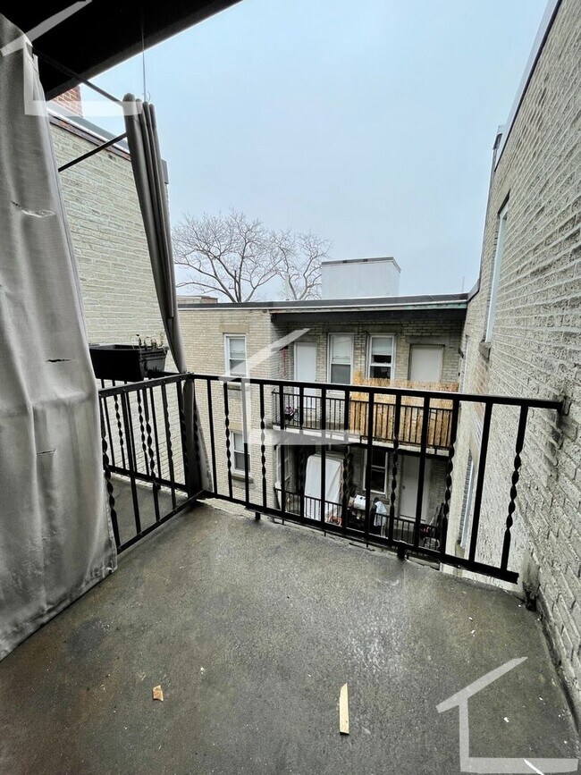 Foto del edificio - Beautiful 2 Bed  Split available 9/1 Half fee