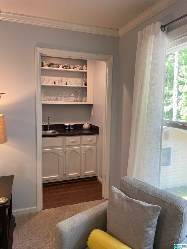Foto del edificio - 3160 Woodbridge Dr