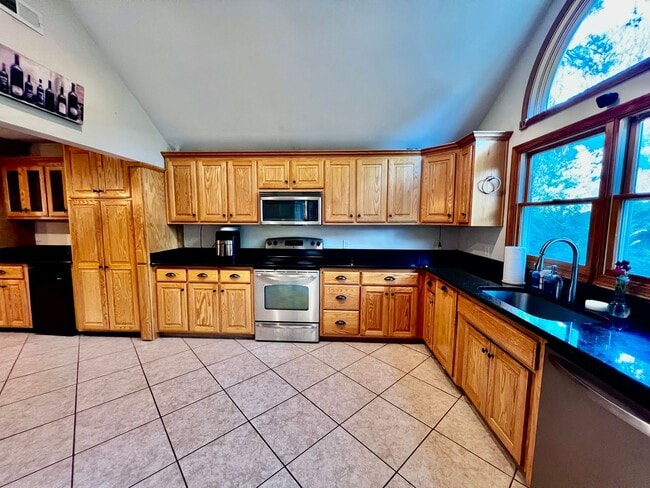 Building Photo - Brick ranch on half acre lot in Virginia B...