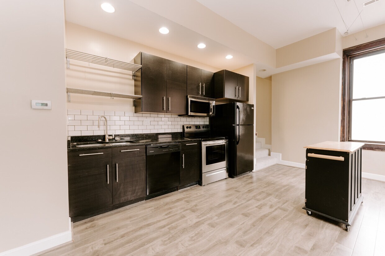 Recently renovated gourmet kitchen - 522 E 12th St