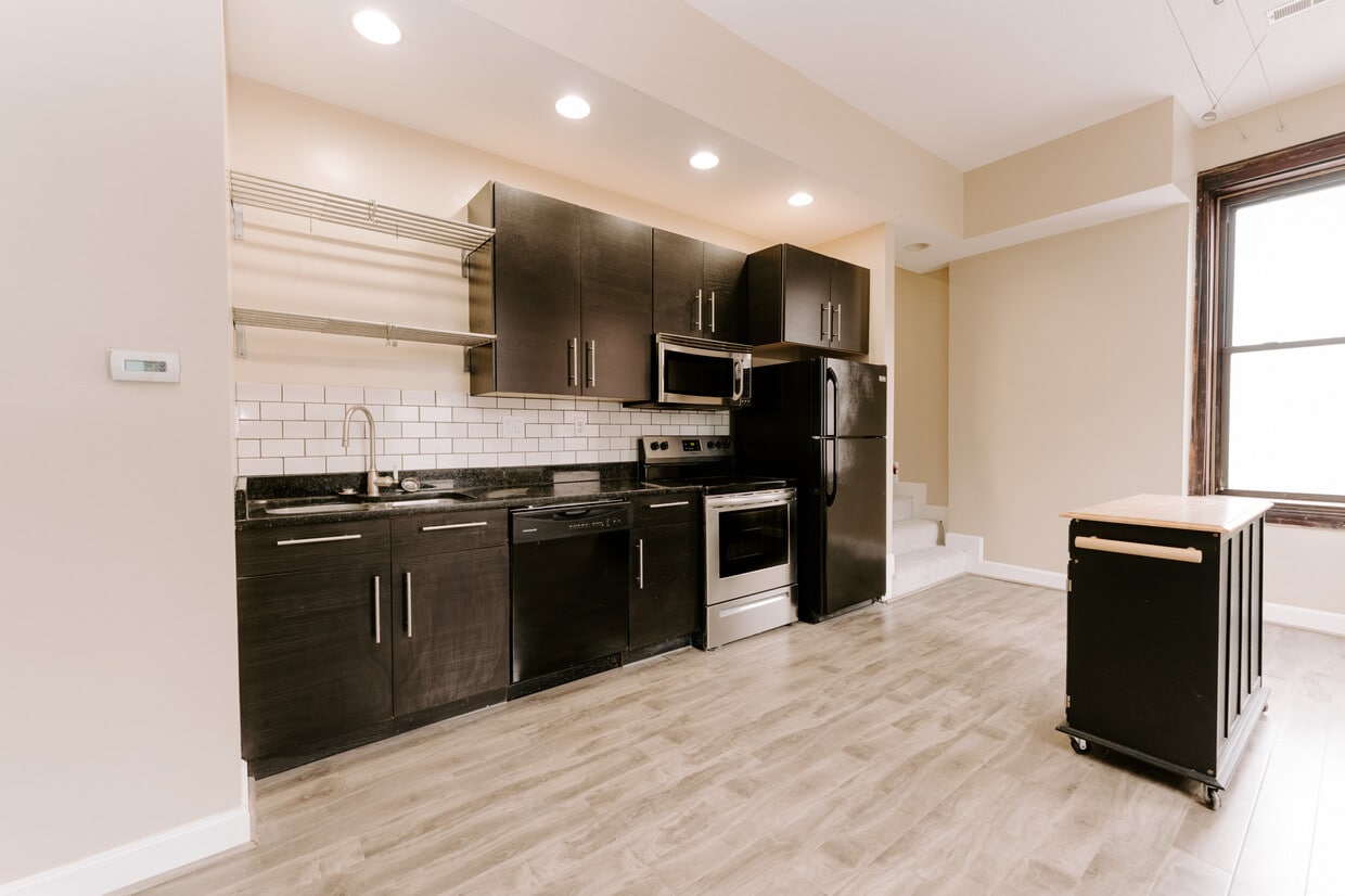 Recently renovated gourmet kitchen - 522 E 12th St