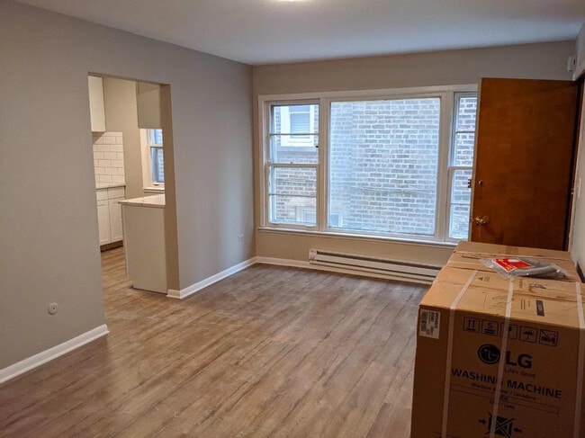 Building Photo - 6427 N Hermitage Ave