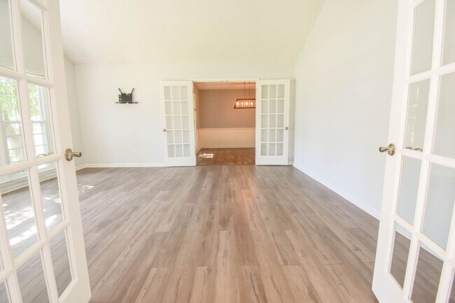 Foto del edificio - FIRST TWO WEEKS RENT FREE! 3 Bedroom 2.5 B...
