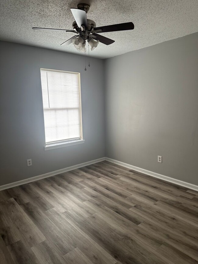 Building Photo - 508 Village Cove