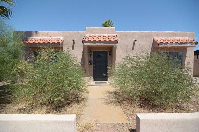Foto del edificio - Huge 4 Bedroom 2 Bath House! Close to the ...