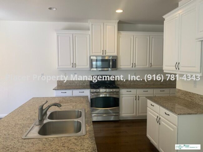Foto del edificio - Beautiful Solar 3 bedroom plus den 3 bath ...