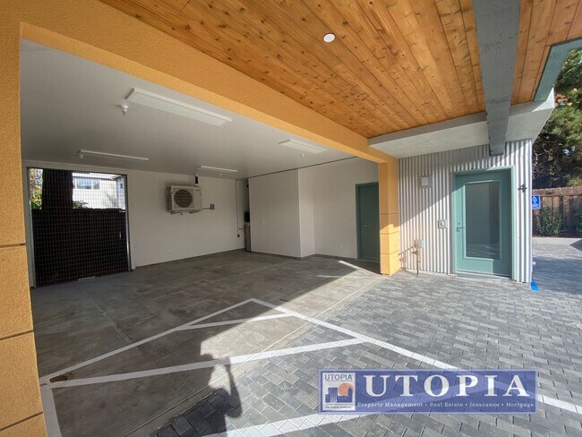 Foto del edificio - 3Bd/2Ba Townhouse Style Home with Office/Den and Garage- Centrally Located, Easy Commute