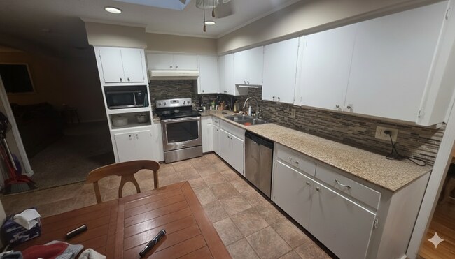 Foto del edificio - 817 Dumont Dr