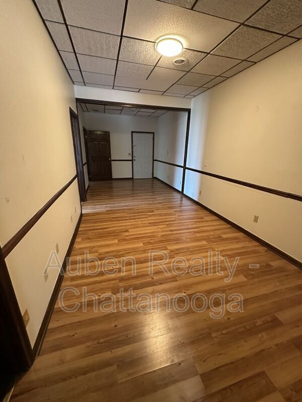 Building Photo - 504 E Valley Rd