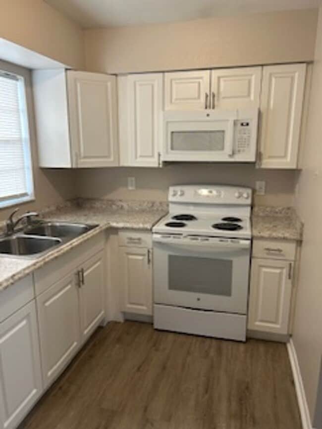 Building Photo - 2/1 available now!