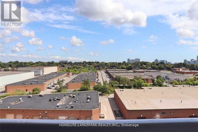 Photo du bâtiment - 181 Village Green Square