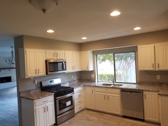 Building Photo - 3406 Graybar Dr