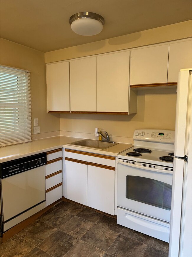 Building Photo - Spacious Updated 2 Bedroom in Renton with ...