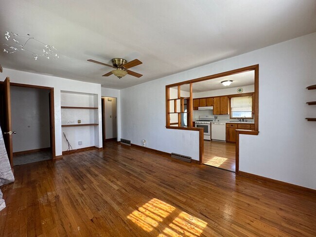 Building Photo - Southside neighborhood 2 bedroom, 2 car ga...