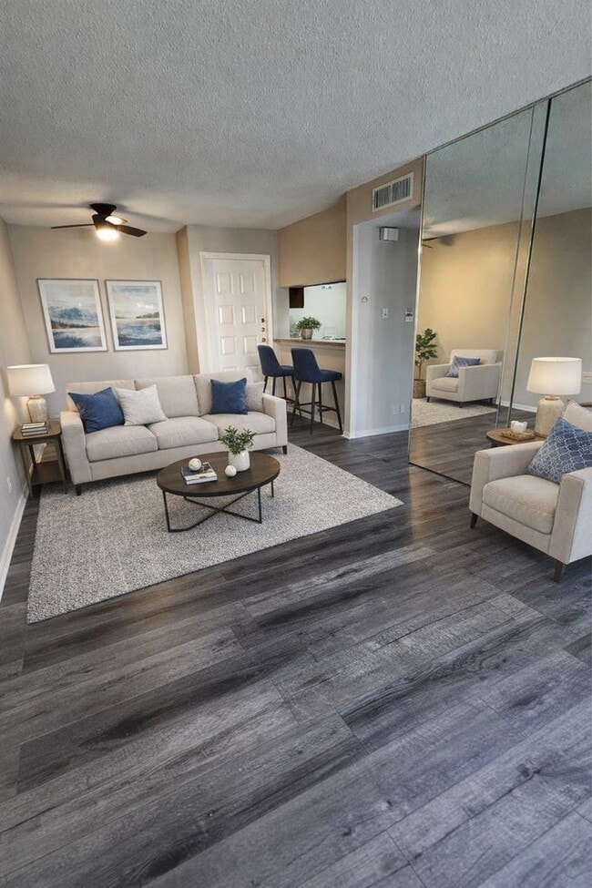 Building Photo - 2818 S Bartell Dr