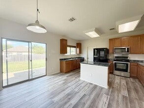 Building Photo - 1722 E Mesa Park Dr