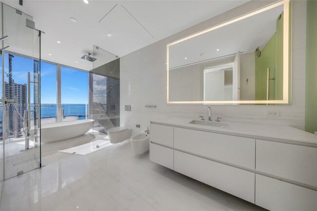 Building Photo - 300 Biscayne Blvd Way