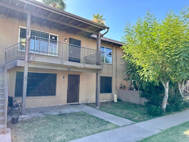 Balcón - 2411 W Hazelwood St