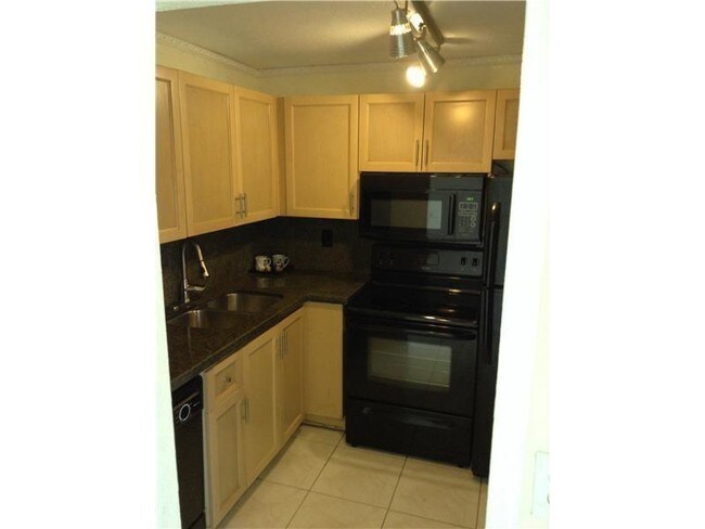Building Photo - 9360 Fontainebleau Blvd