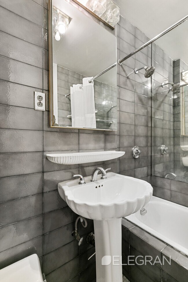 Foto del edificio - 172 E 61st St