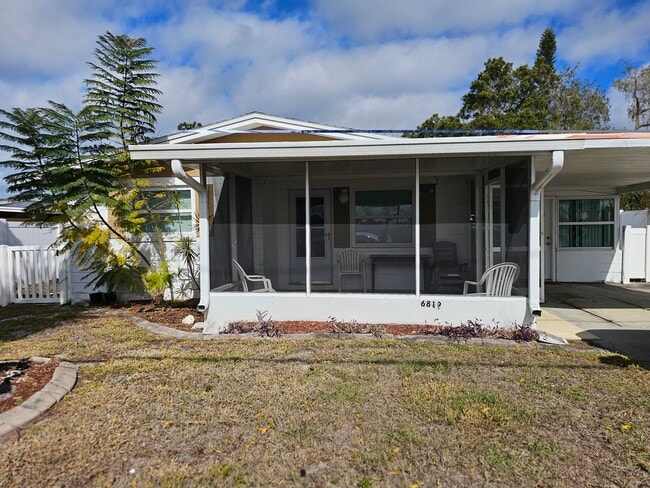 Front - 6819 Hammock Rd