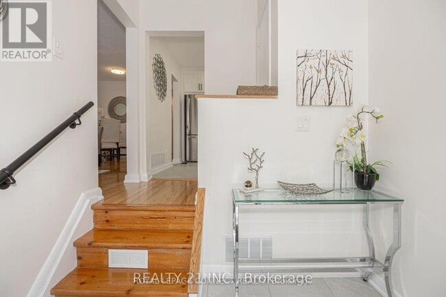 Building Photo - 44 Falaise Rd