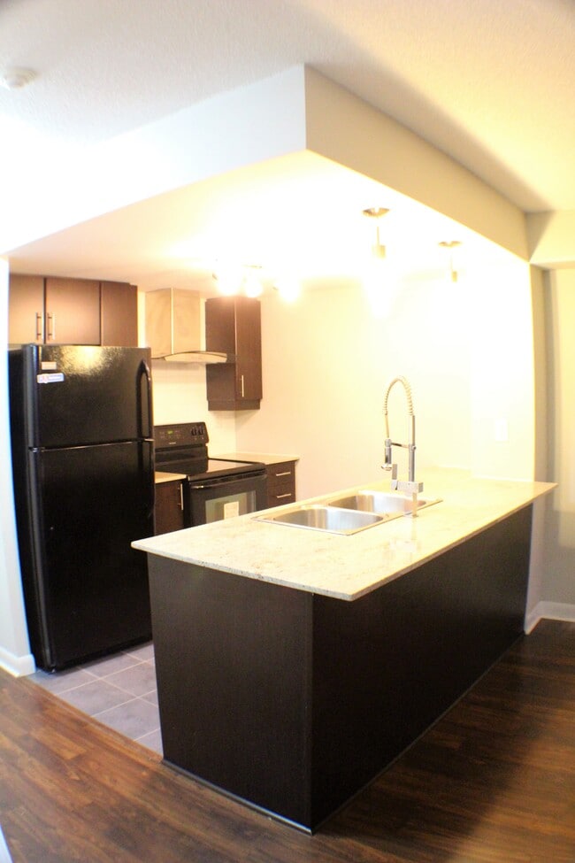 Building Photo - Modern 2 Bed Condo w/ Parking | Scarboroug...