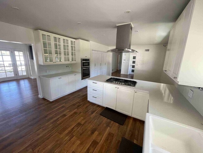 Building Photo - UPGRADED SOUTH OF THE BOULEVARD HOME WITH ...