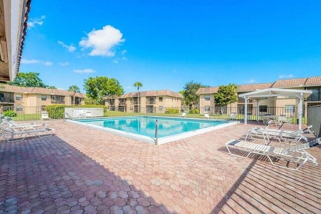 Building Photo - 6796 Palmetto Cir S