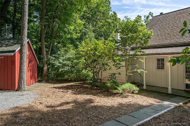 Foto del edificio - 332 Quaker Hill Rd