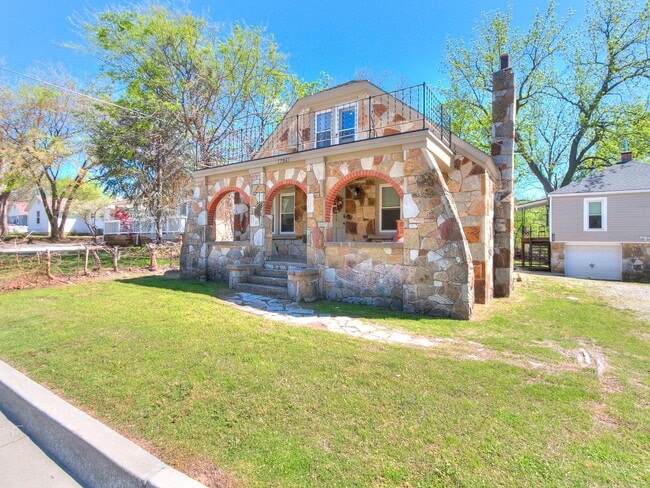 Building Photo - 734 E Boyd St