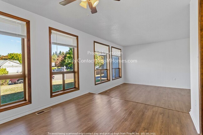 Building Photo - Desirable & Beautiful Hillsboro Single Fam...