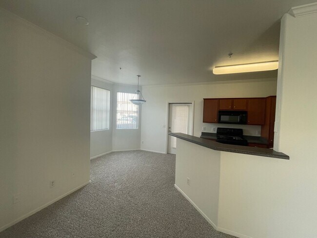 Foto del edificio - NEW CARPET AND PAINT, 2 bed/2 bath/ 1 CG/ Overlooking beautiful pool