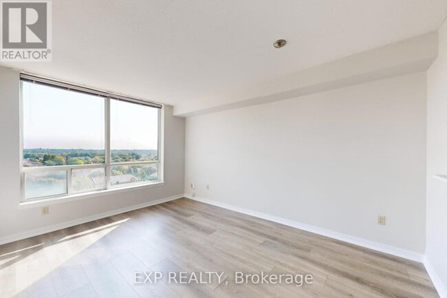 Building Photo - 711 Rossland Rd E