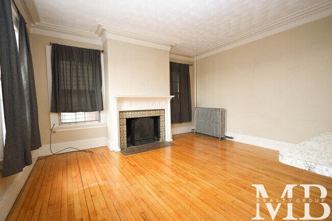 Building Photo - 465 Park Dr