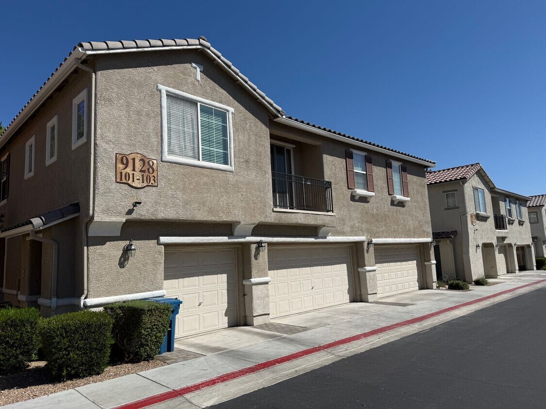 Foto principal - Beautiful 2-Story Townhome in Gated Area w...