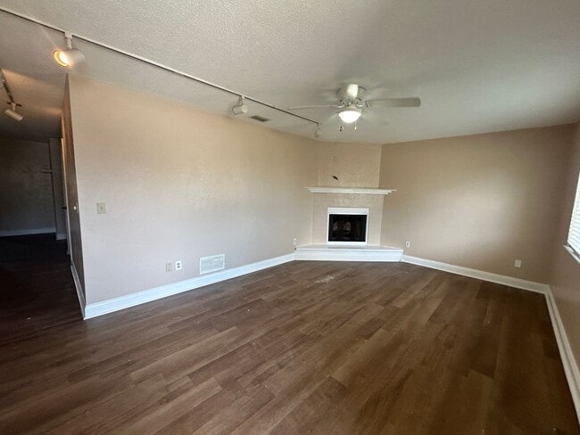Building Photo - 400 Plumosa Ave