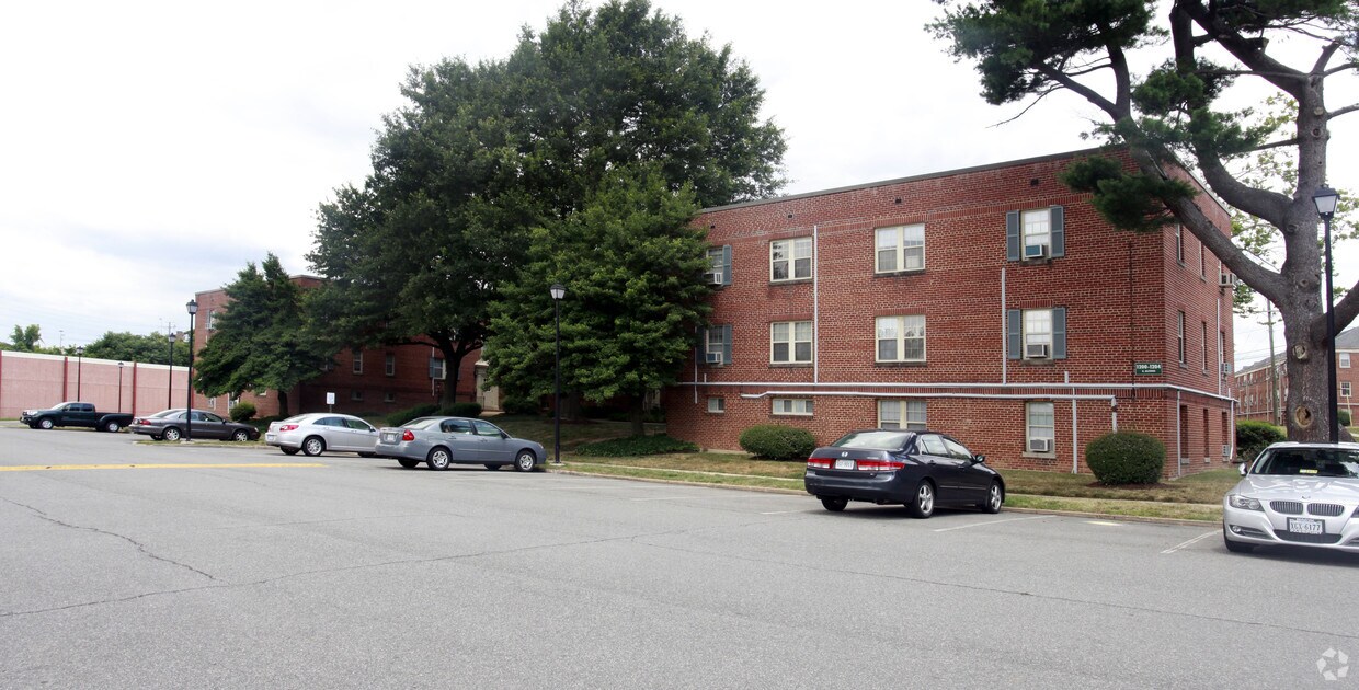 West River Station Apartments in Alexandria, VA