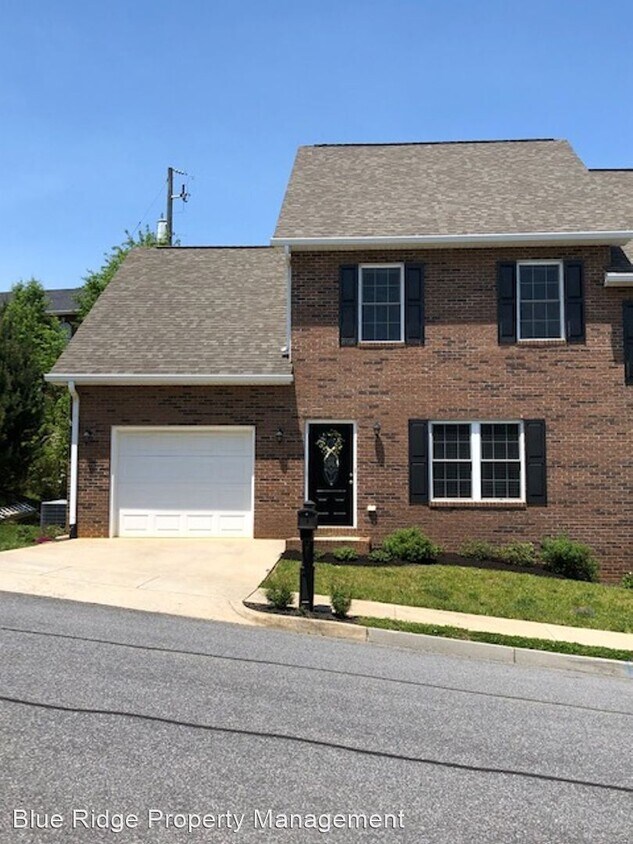 Foto principal - 3 br, 2.5 bath House - 624 Saint Andrews D...
