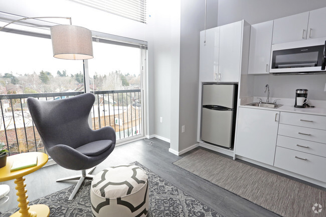 Modelo de sala de estar con puertas corredizas de vidrio - Novo Apartments