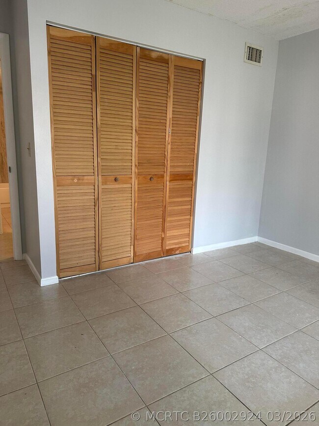 Building Photo - 208 Foxtail Dr