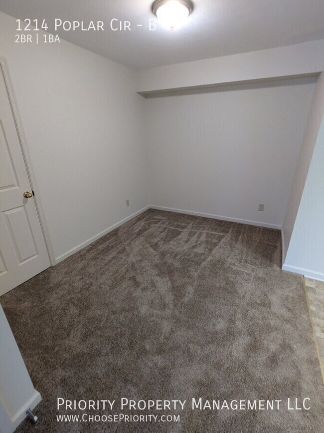 Building Photo - 1214 Poplar Cir