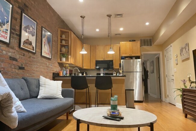 Vista de la sala de estar a la cocina - 241 Boston St