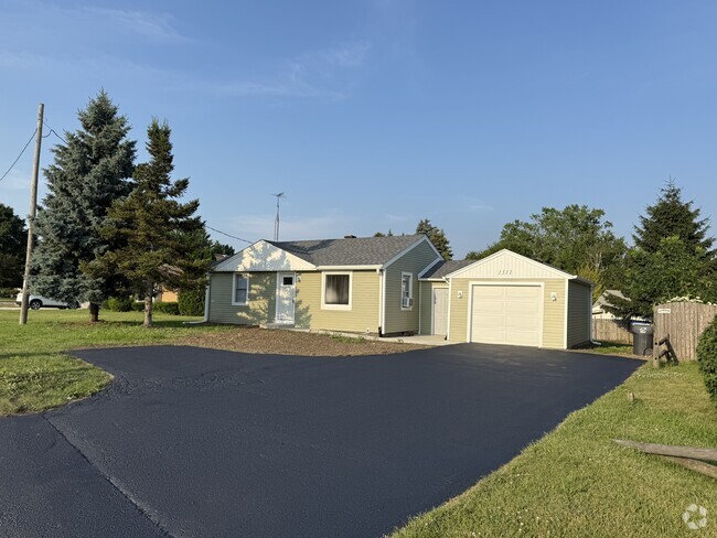 Building Photo - 1311 N Green Bay Rd