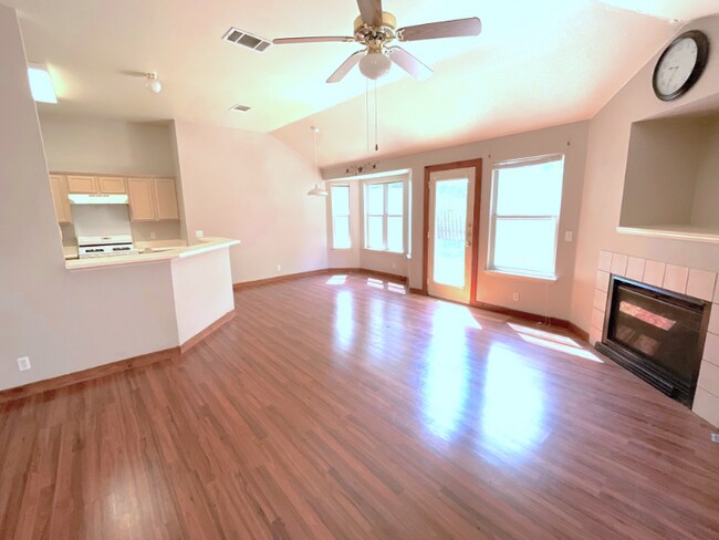 Foto del edificio - 218 Sunshadow Dr