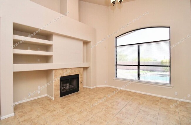 Foto del edificio - BEAUTIFUL 4 BEDROOM + LOFT ON CULDESAC WITH POOL/SPA