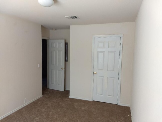Building Photo - Charming 3/2.5 Townhome for Rent in Kyle, TX
