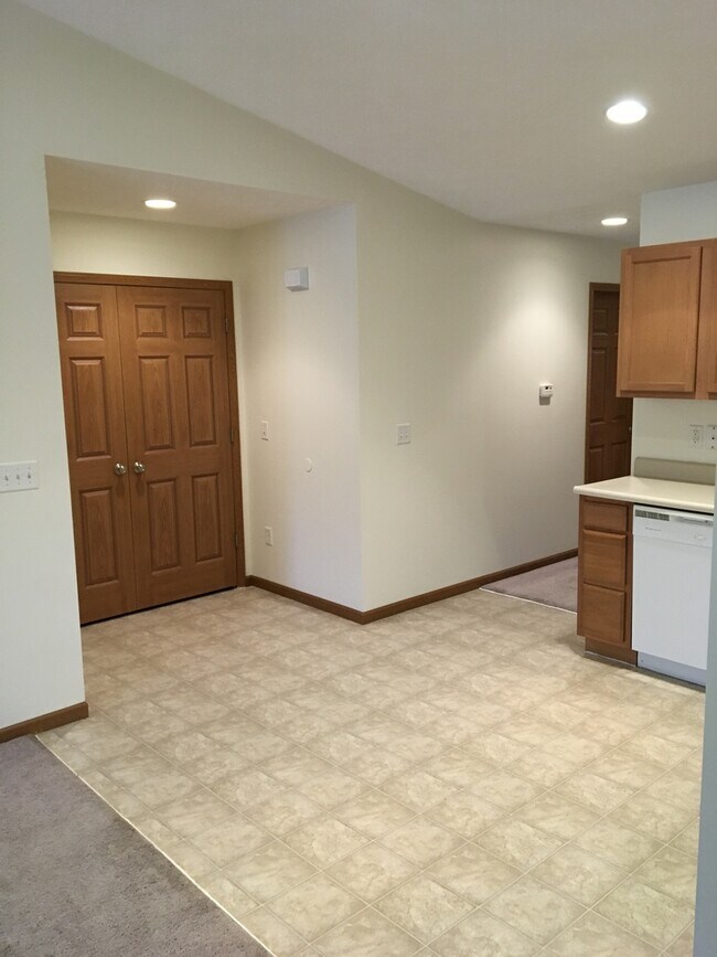 Building Photo - Laurel Creek Apts, 2207 Shamrock