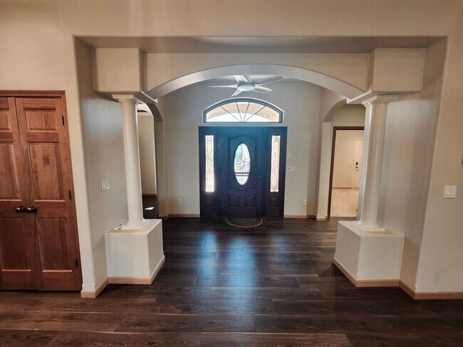 Foto del edificio - Tuscan-Style Townhome for Rent – Prime Ken...